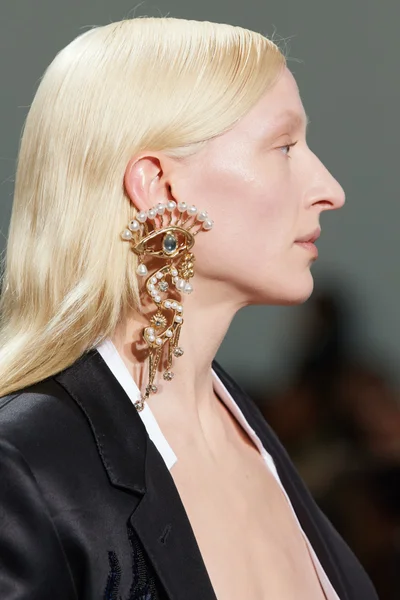 Look 3